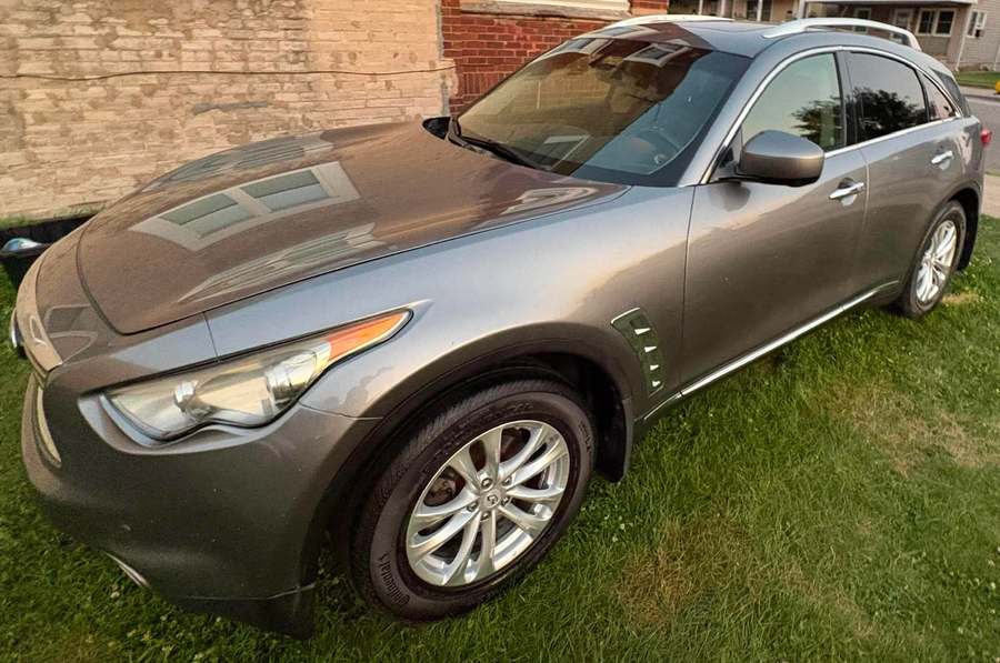 Same Infiniti FX with reflective gloss paint after detailing