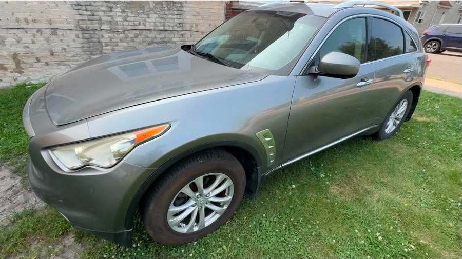 Infiniti FX with dull flat paint before detailing