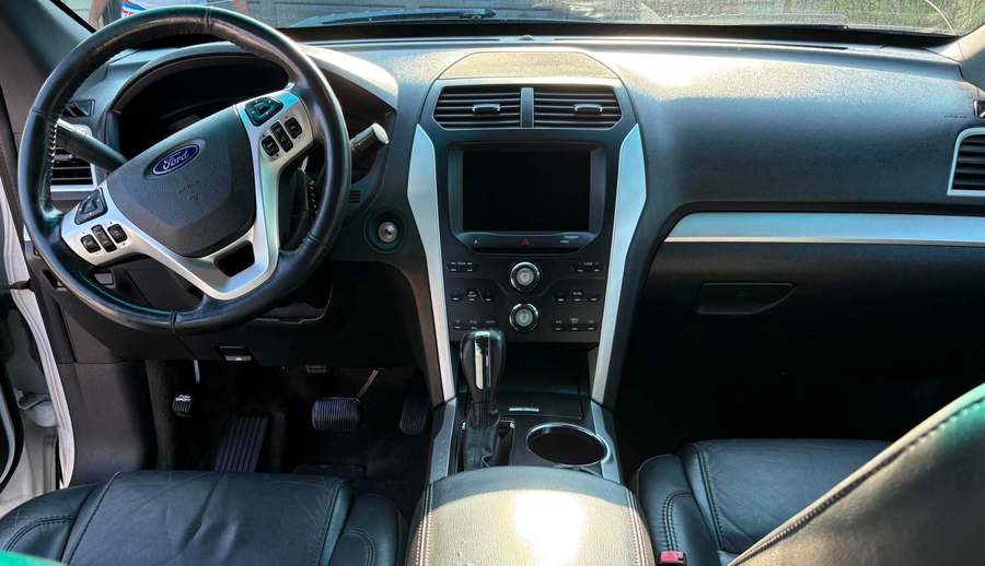 Same Ford Explorer console and floor cleaned and tidied after the interior detail